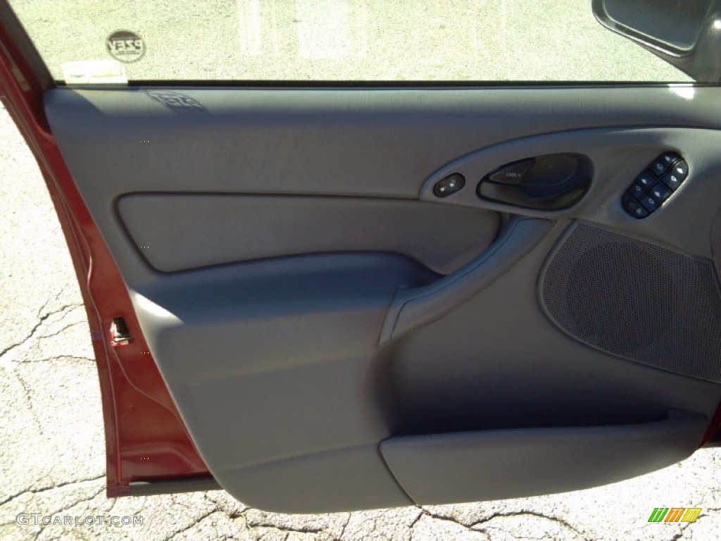 2004 Focus ZX5 Hatchback - Sangria Red Metallic / Medium Graphite photo #9