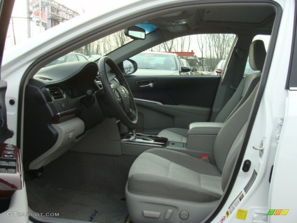 2013 Toyota Camry XLE Front Seat Photo #89058293