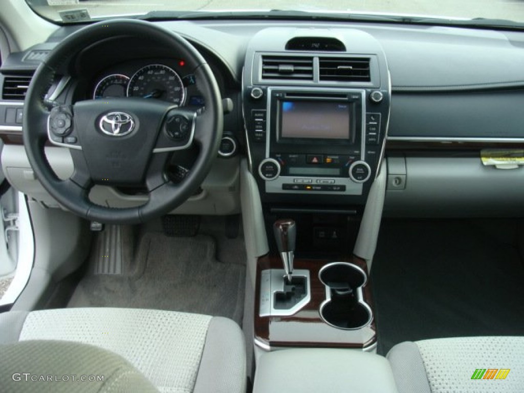 2013 Toyota Camry XLE Dashboard Photos