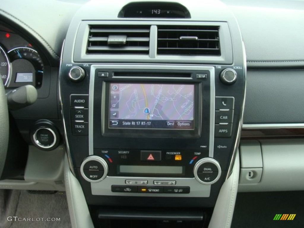 2013 Toyota Camry XLE Controls Photos