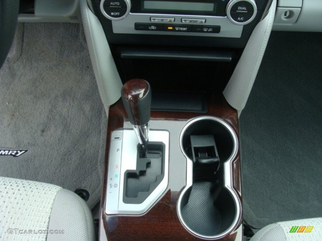 2013 Toyota Camry XLE Transmission Photos