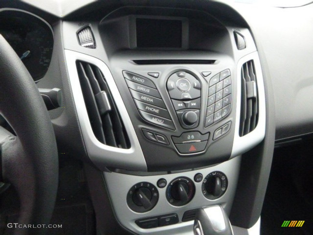 2014 Ford Focus SE Sedan Controls Photo #89080769