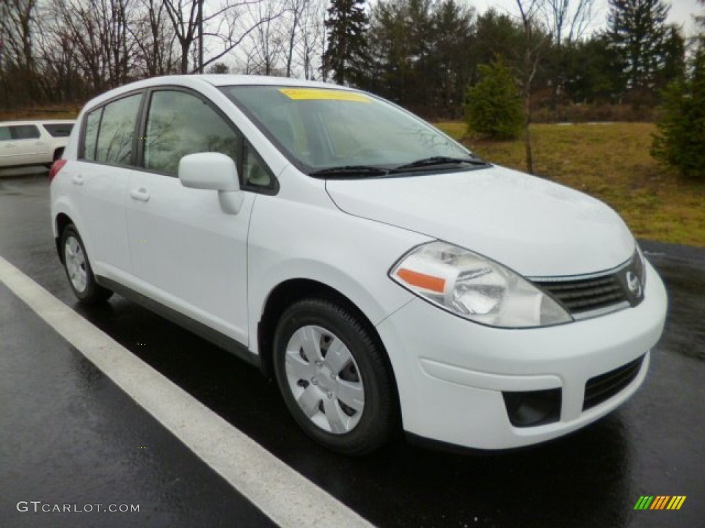 2008 Versa 1.8 S Hatchback - Fresh Powder White / Beige photo #1