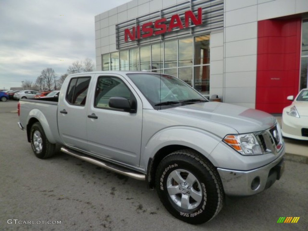 2011 Frontier SV Crew Cab 4x4 - Radiant Silver Metallic / Steel photo #1