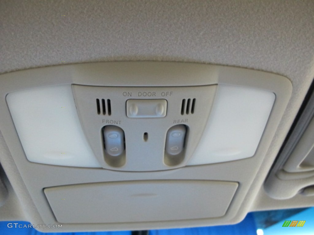 2011 Nissan Quest 3.5 LE Controls Photo #89151033