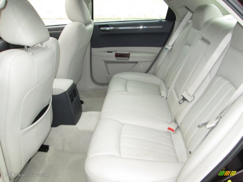 2005 Chrysler 300 C HEMI Rear Seat Photos