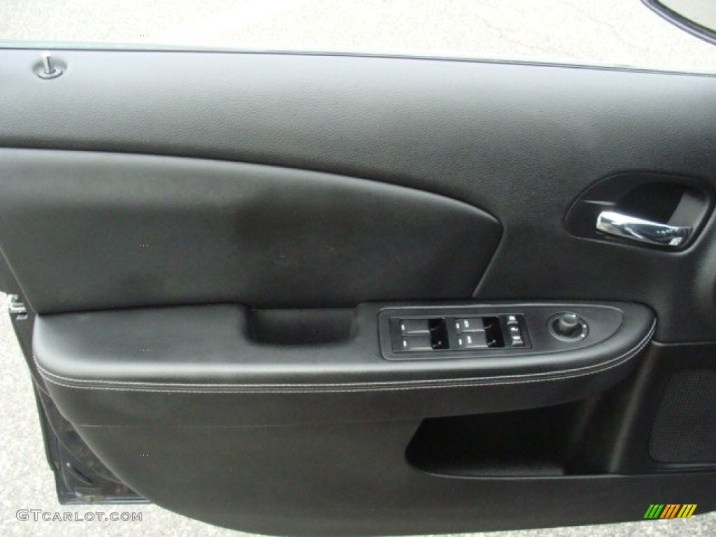 2012 200 Limited Sedan - Blackberry Pearl Coat / Black photo #11