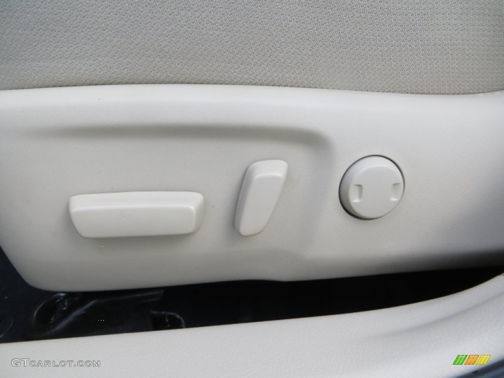 2014 Camry LE - Attitude Black Metallic / Ivory photo #27