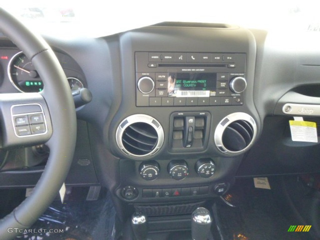 2014 Wrangler Unlimited Sahara 4x4 - Copperhead Pearl / Black photo #16