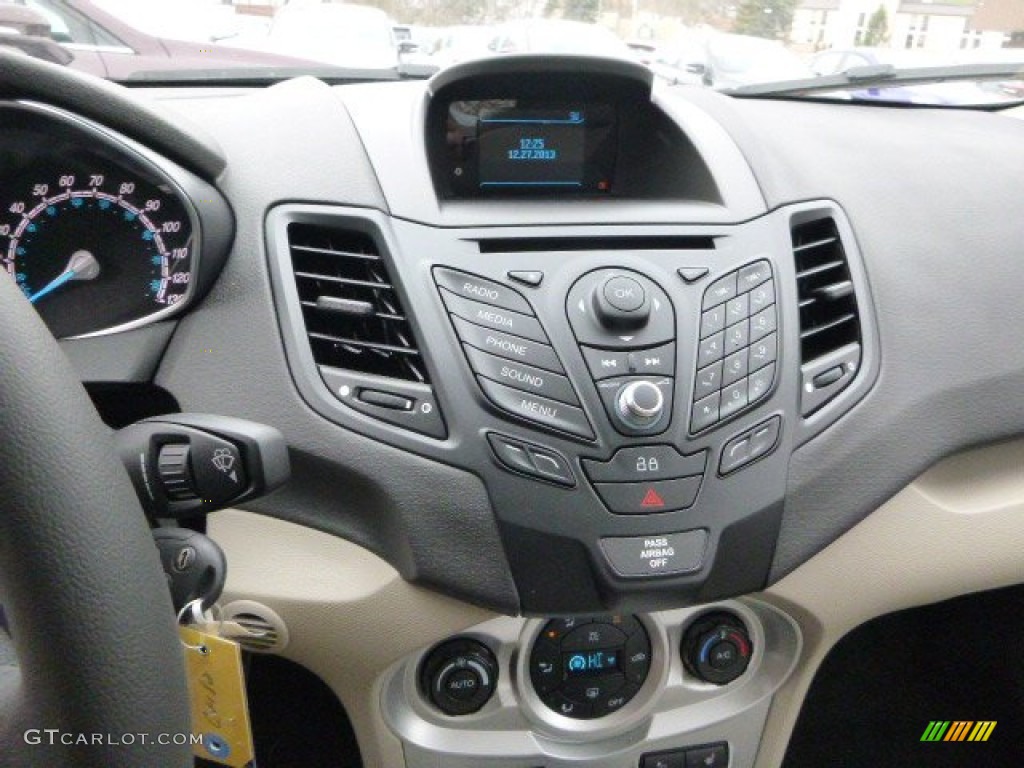 2014 Ford Fiesta SE Sedan Controls Photo #89216542