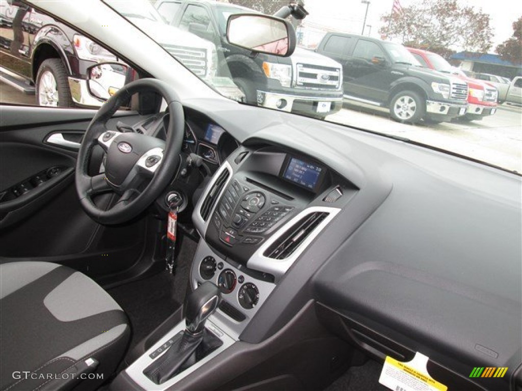 2014 Focus SE Sedan - Ruby Red / Charcoal Black photo #11