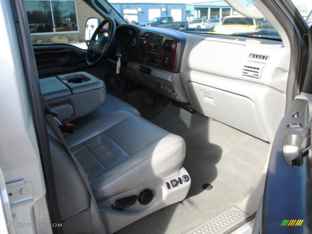 2005 F350 Super Duty Lariat Crew Cab 4x4 - Silver Metallic / Medium Flint photo #33