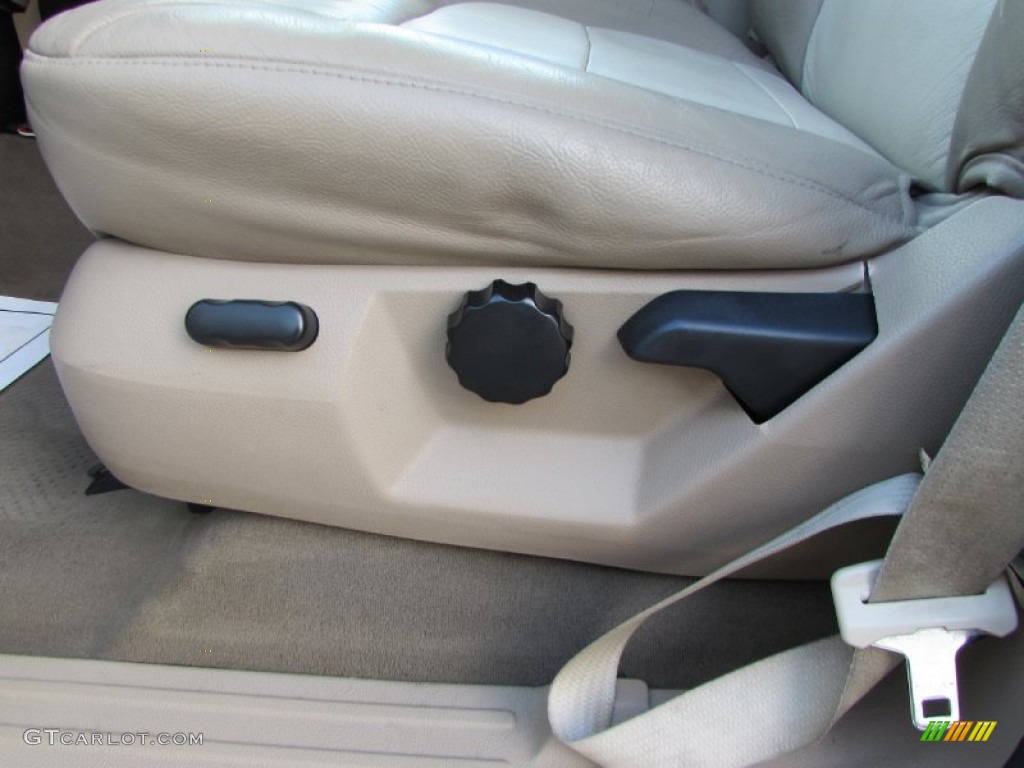 2003 Expedition Eddie Bauer 4x4 - Oxford White / Medium Parchment photo #33