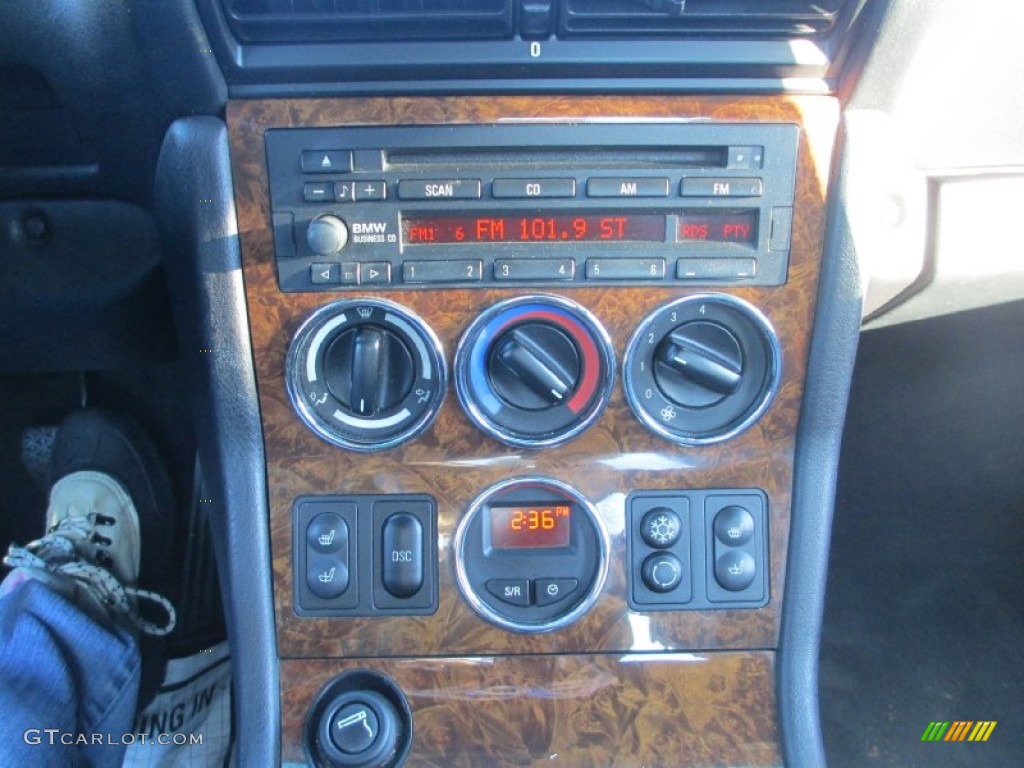 2002 BMW Z3 3.0i Roadster Controls Photos