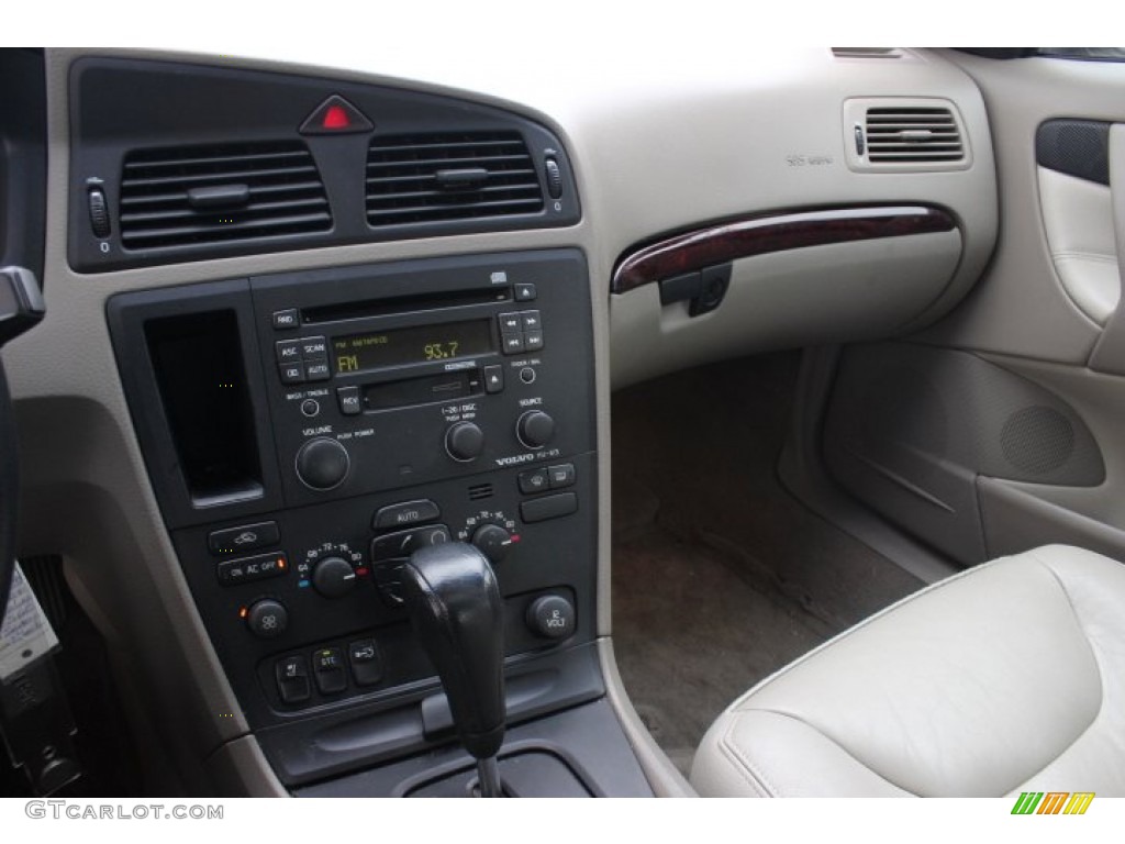 2004 S60 2.5T - Black Sapphire Metallic / Taupe/Light Taupe photo #9