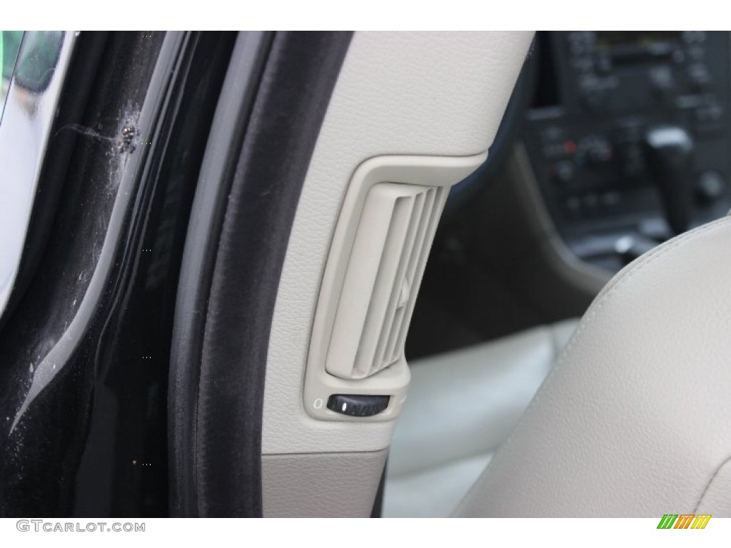 2004 S60 2.5T - Black Sapphire Metallic / Taupe/Light Taupe photo #19