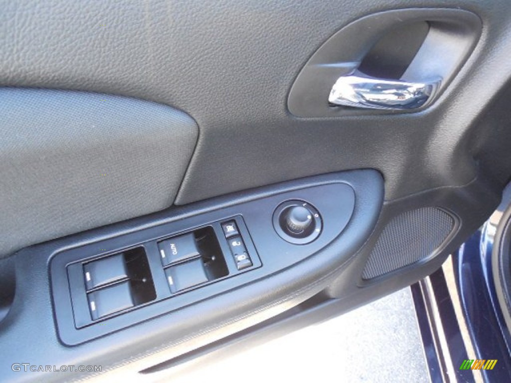 2012 200 Touring Sedan - Blackberry Pearl Coat / Black photo #17