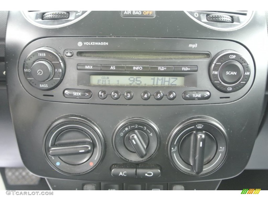 2009 Volkswagen New Beetle 2.5 Coupe Controls Photo #89294937