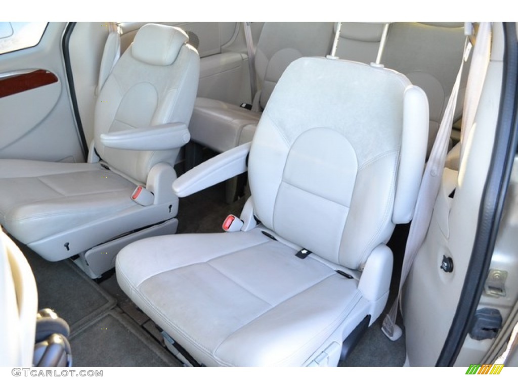 2005 Chrysler Town & Country Limited Rear Seat Photos