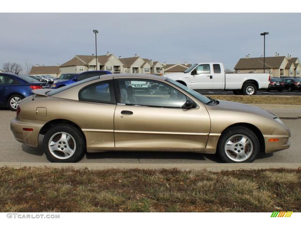 2005 Sunfire Coupe - Sedona Beige Metallic / Graphite photo #1