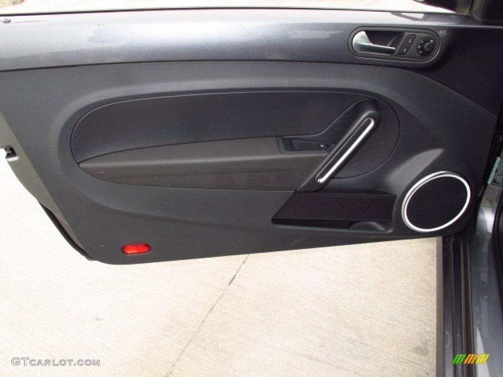 2014 Volkswagen Beetle 2.5L Titan Black Door Panel Photo #89327251