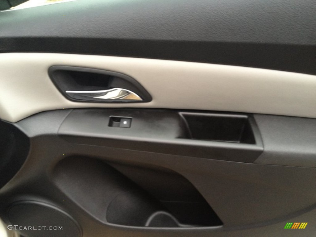 2013 Cruze LT - Champagne Silver Metallic / Medium Titanium photo #26