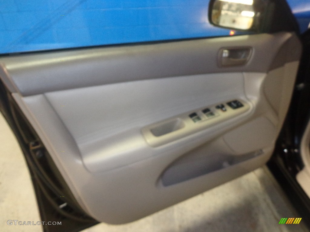 2004 Camry LE - Black / Stone photo #16