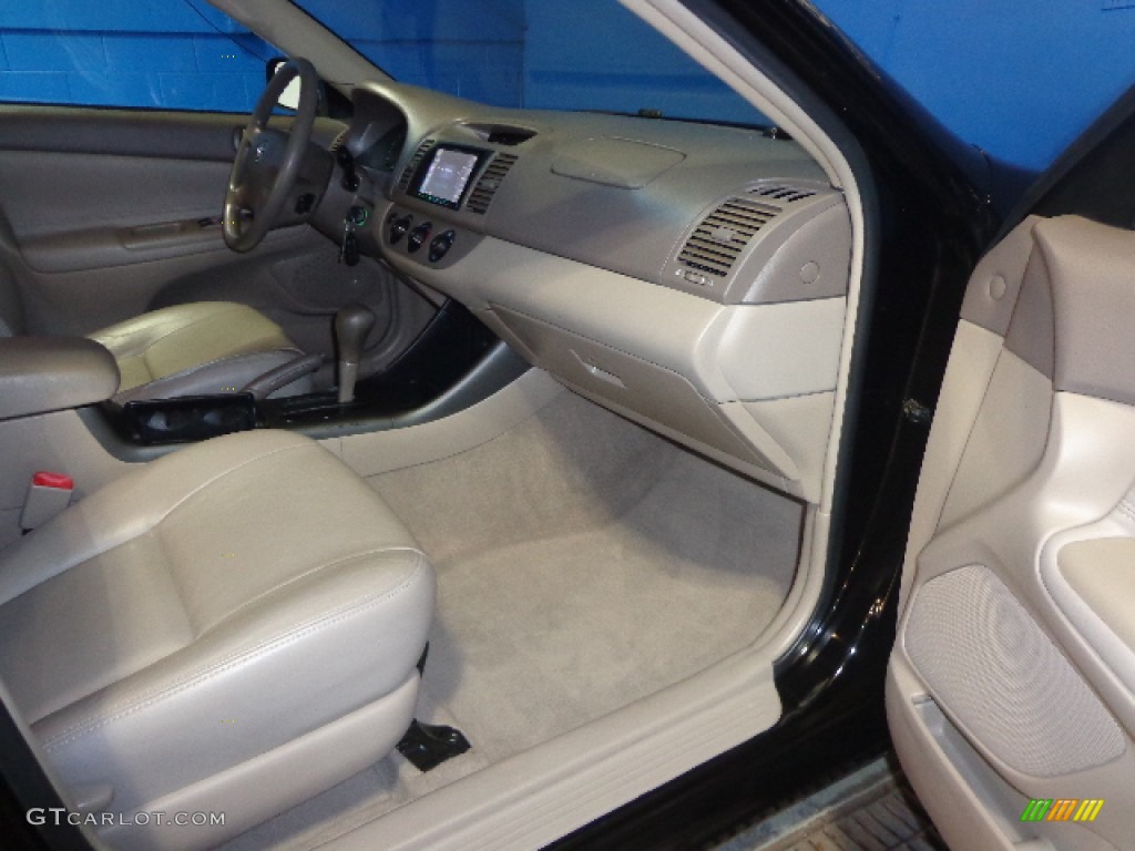 2004 Camry LE - Black / Stone photo #30