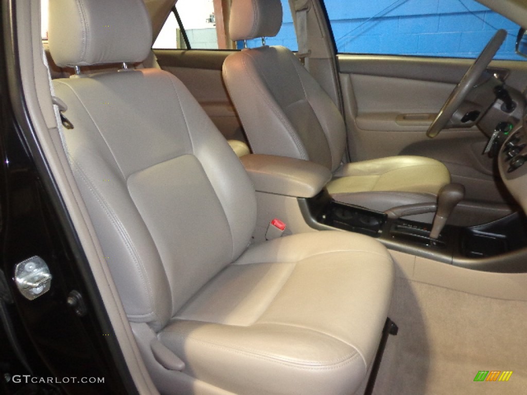 2004 Camry LE - Black / Stone photo #31