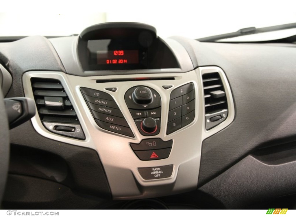 2012 Ford Fiesta SE Sedan Controls Photos