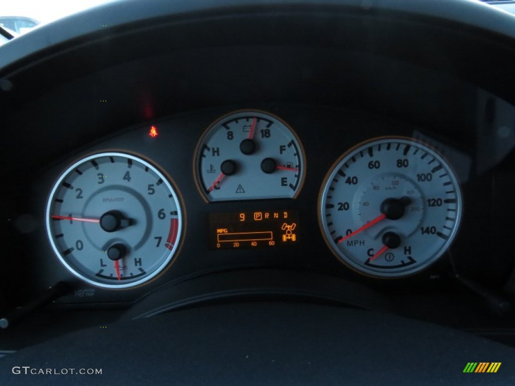 2014 Titan Pro-4X Crew Cab 4x4 - Cayenne Red / Pro-4X Charcoal photo #16