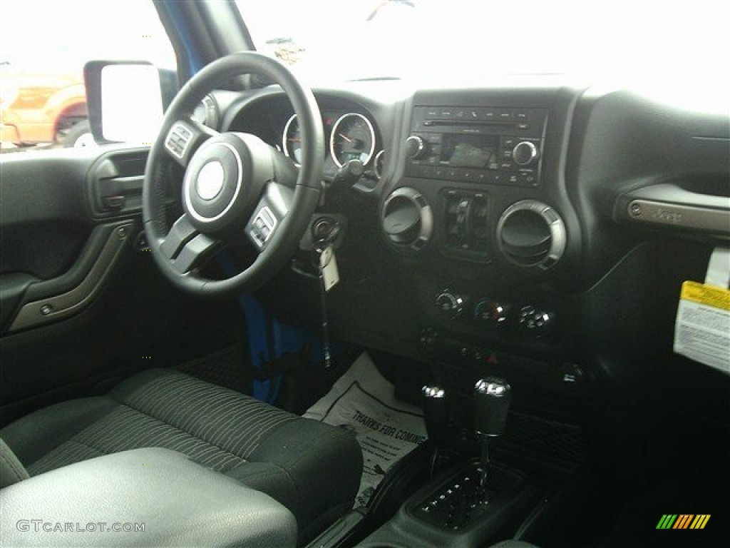 2011 Wrangler Unlimited Mojave 4x4 - Cosmos Blue / Black photo #11