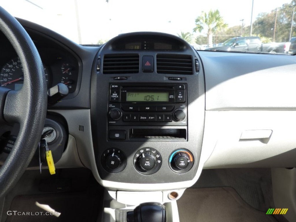 2005 Spectra EX Sedan - Clear Silver / Gray photo #14