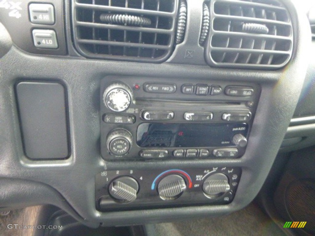 2004 S10 LS Crew Cab 4x4 - Black / Graphite photo #13