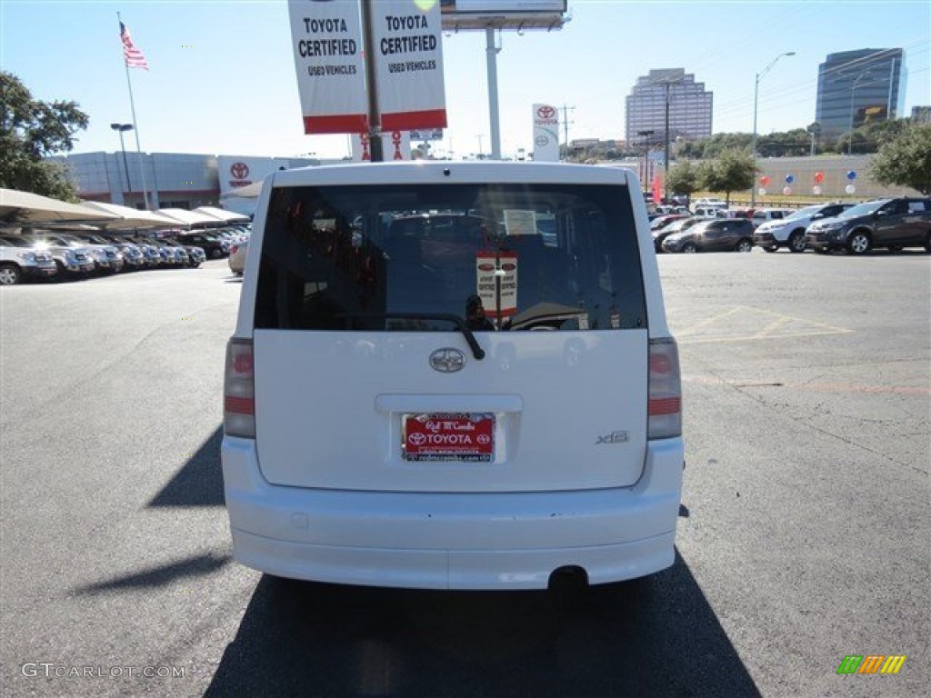 2006 xB  - Polar White / Dark Charcoal photo #6