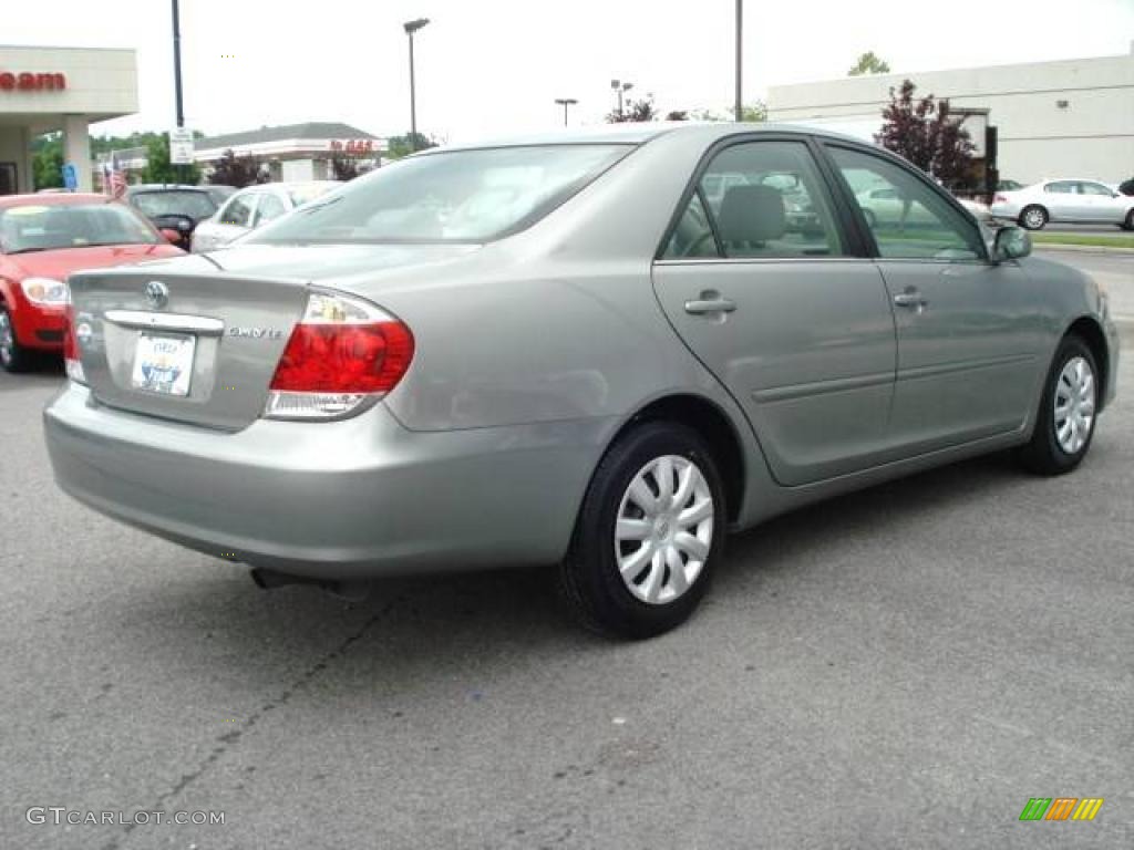 2005 Camry LE - Mineral Green Opalescent / Gray photo #8