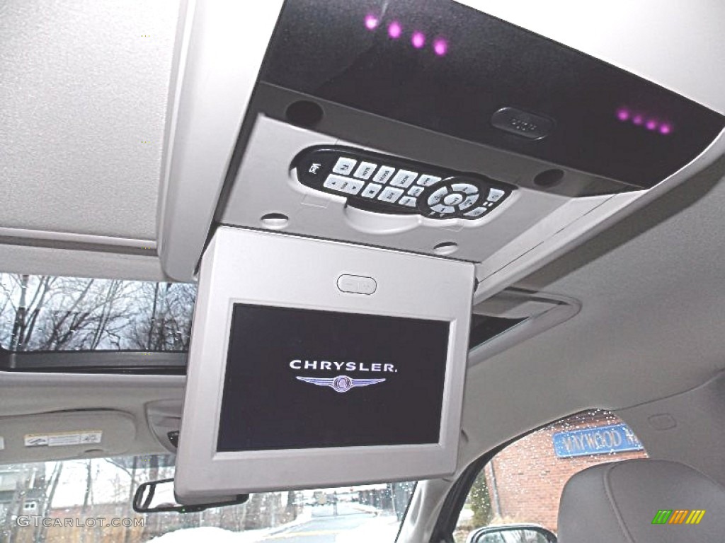 2009 Chrysler Aspen Limited 4x4 Entertainment System Photo #89440893