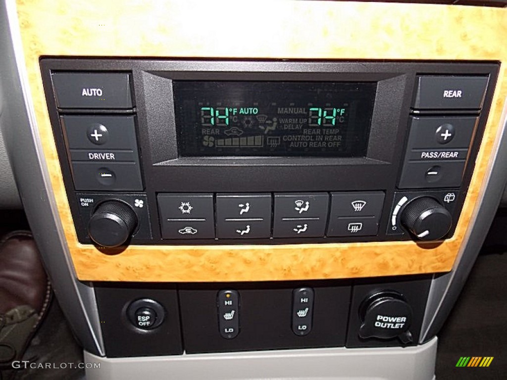 2009 Chrysler Aspen Limited 4x4 Controls Photos