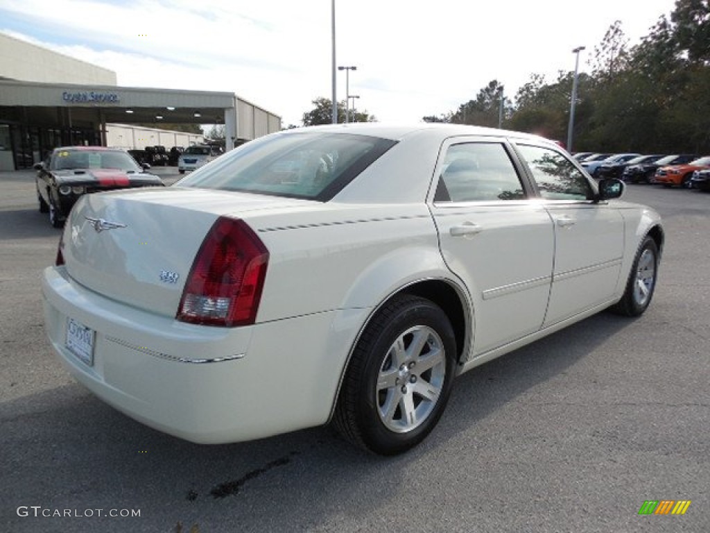 2007 300 Touring - Stone White / Dark Slate Gray/Light Graystone photo #8
