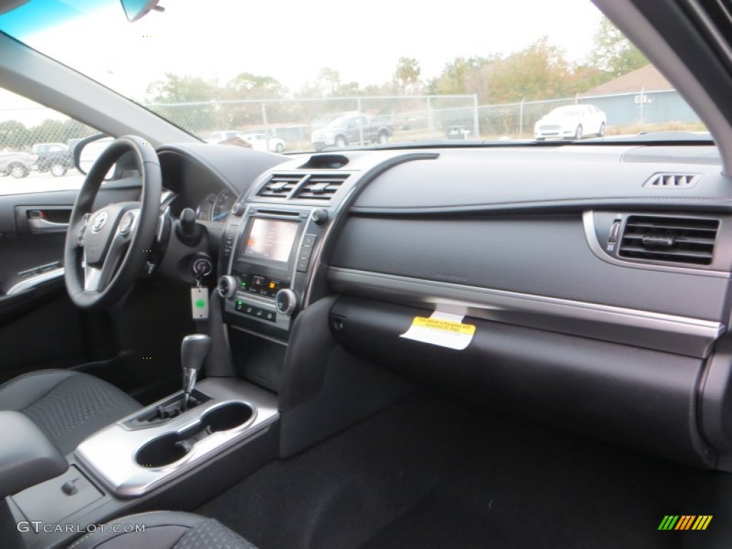 2014 Toyota Camry SE Black Dashboard Photo #89450757