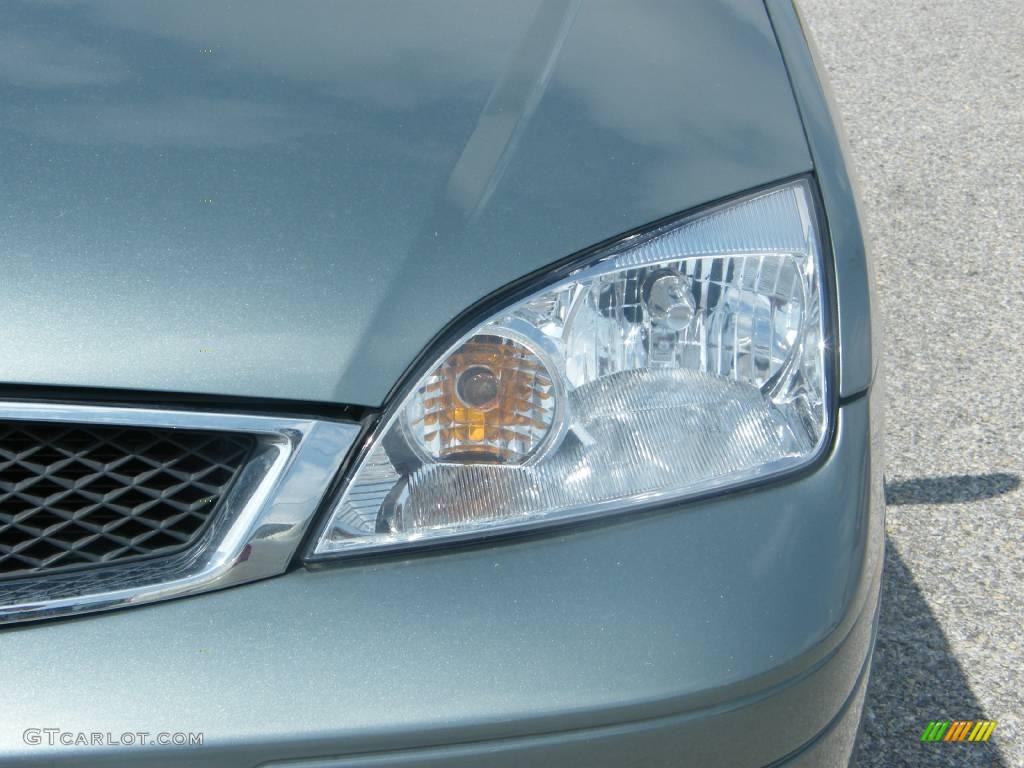2005 Focus ZX4 SE Sedan - Light Tundra Metallic / Dark Flint/Light Flint photo #9