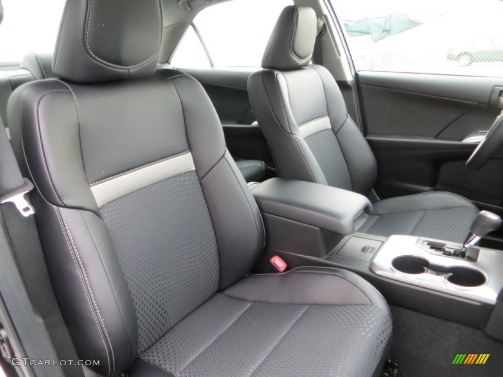 2014 Toyota Camry SE Front Seat Photo #89450775