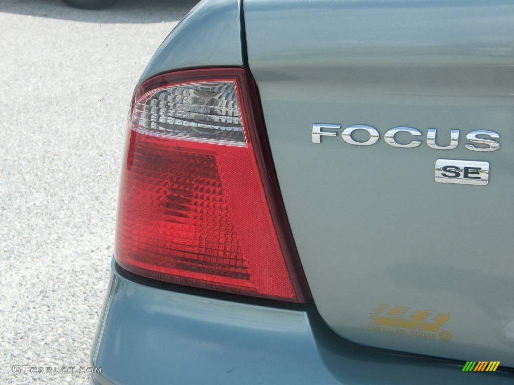 2005 Focus ZX4 SE Sedan - Light Tundra Metallic / Dark Flint/Light Flint photo #10