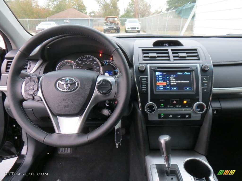 2014 Toyota Camry SE Black Dashboard Photo #89450973