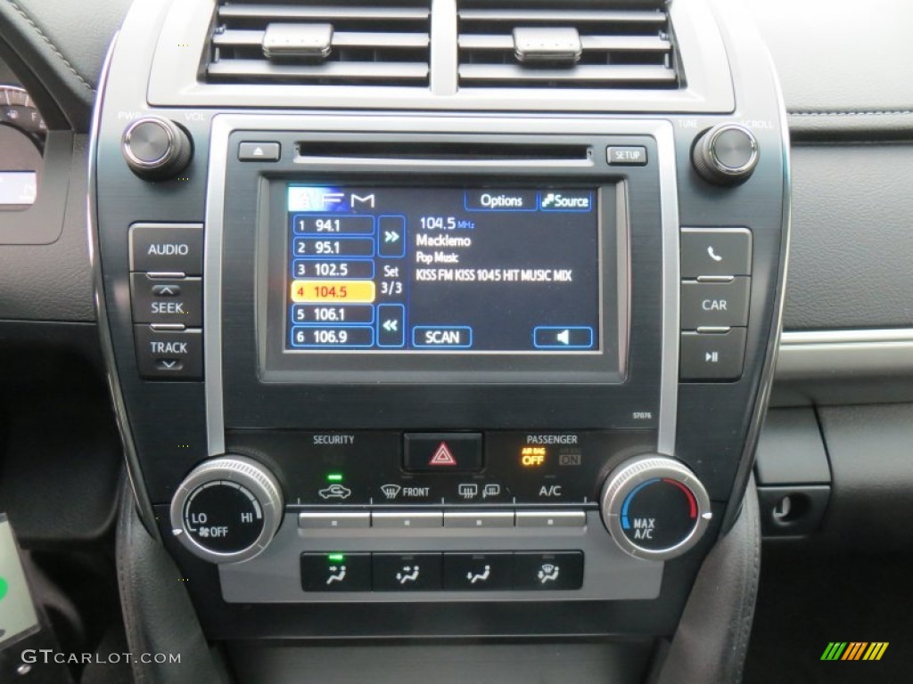 2014 Toyota Camry SE Controls Photo #89450991