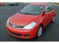 Red Alert - Versa 1.8 S Hatchback Photo No. 2
