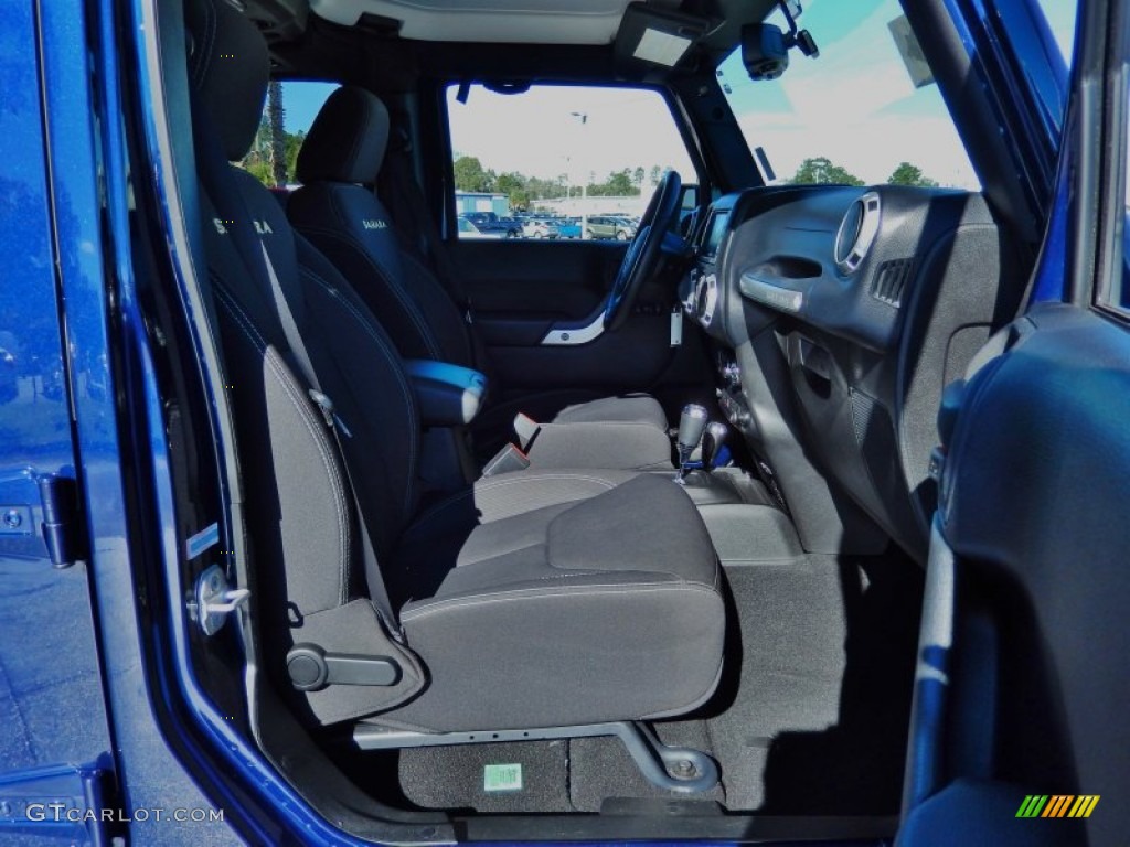 2013 Wrangler Unlimited Sahara 4x4 - True Blue Pearl / Black photo #19