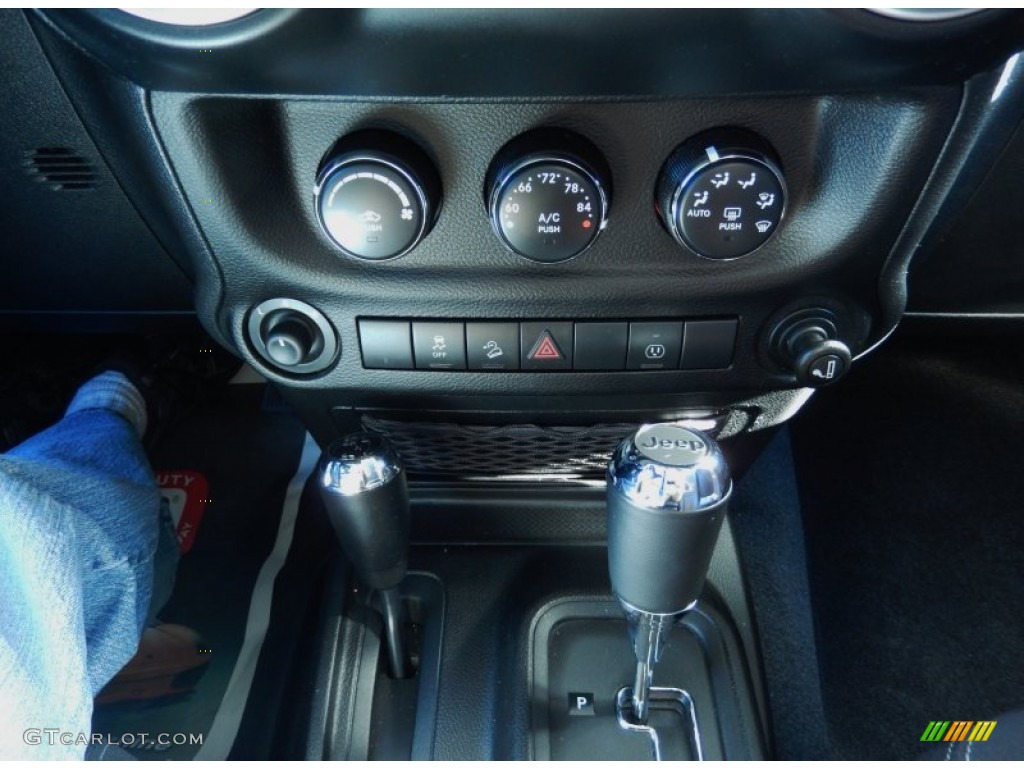2013 Wrangler Unlimited Sahara 4x4 - True Blue Pearl / Black photo #27