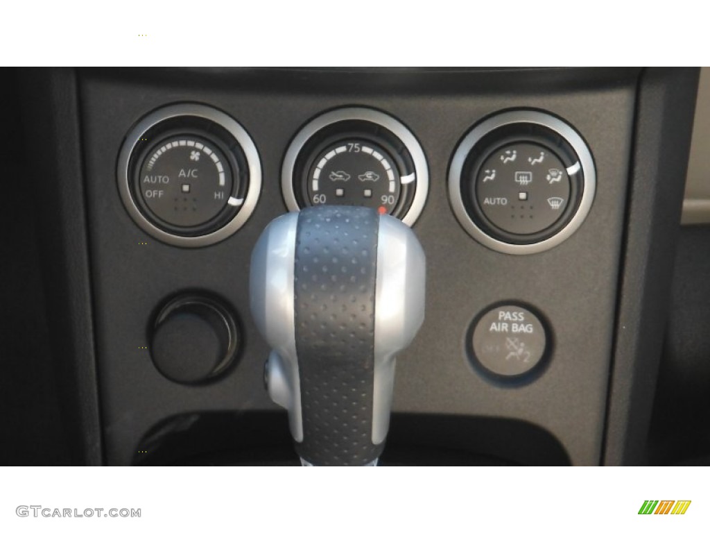 2011 Rogue SV AWD - Wicked Black / Gray photo #25