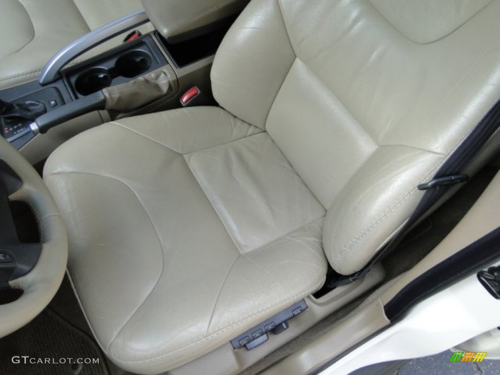2003 XC70 AWD - White / Beige/Light Sand photo #8